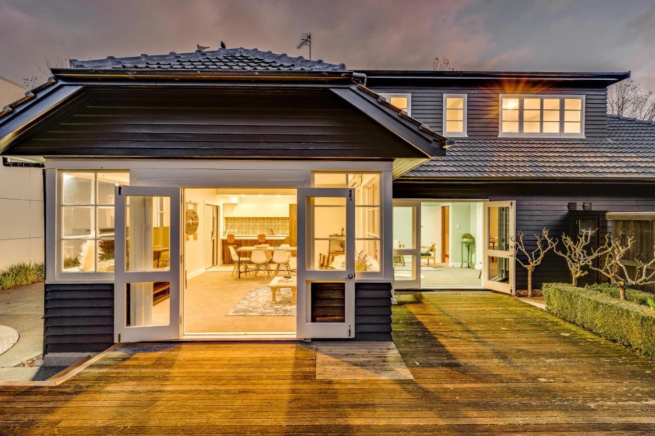 Black Manse With Convenience Casa de férias Christchurch