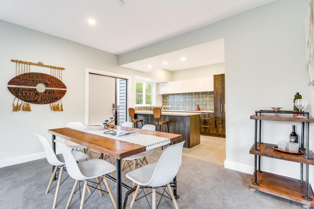 Casa de férias Black Manse With Convenience Christchurch
