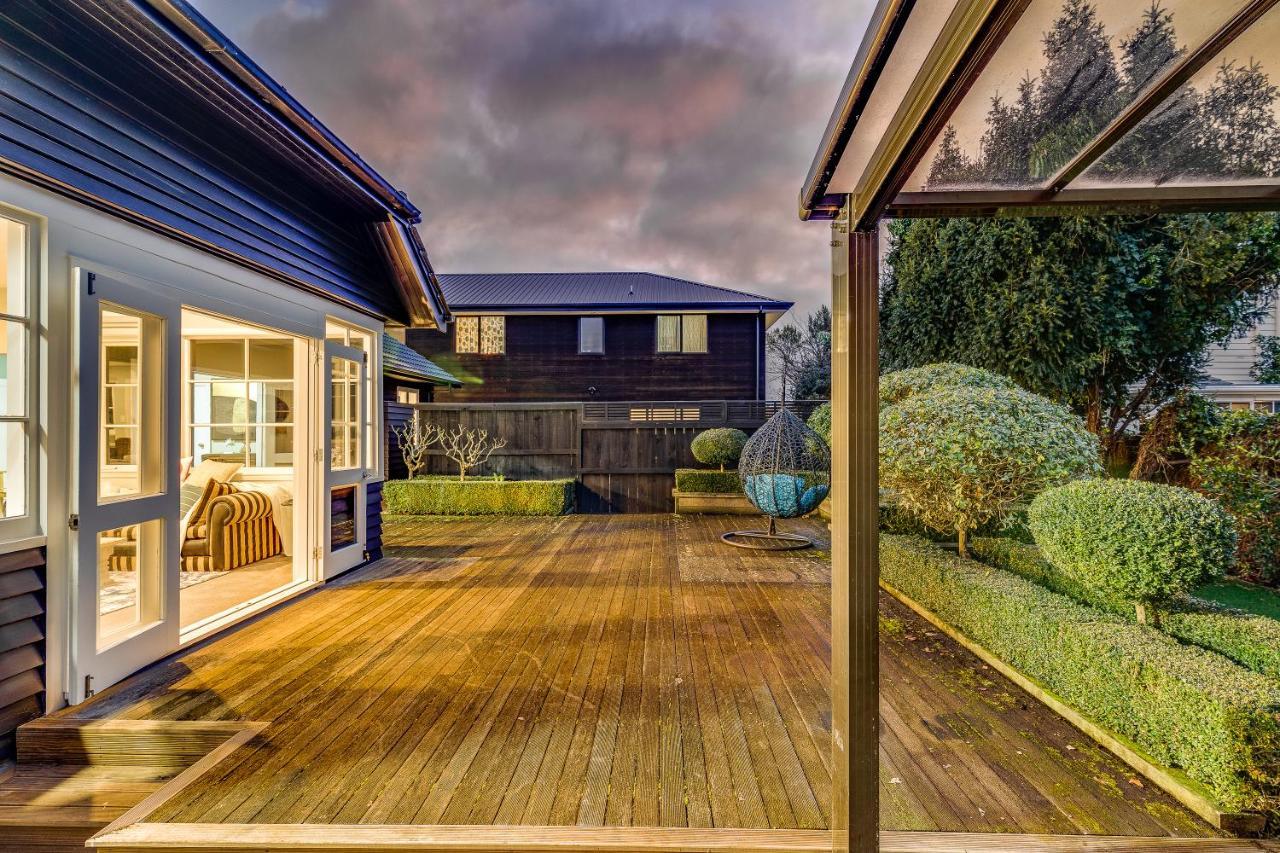 Black Manse With Convenience Casa de férias Christchurch