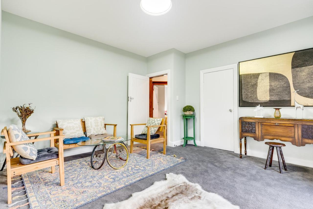 Casa de férias Black Manse With Convenience Christchurch